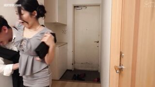 HUNTC-506 My Job As A Helpless Worker Is To Wake Up The Hostesses I... Censored