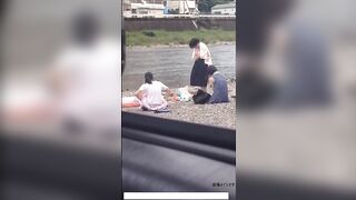 河原で堂々着替える★J●たち①&② voyeur jp 170526 01