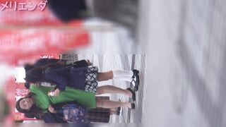 禁事務所所属-の女の子が母親と一緒にいるときに逆さ撮りの餌食に voyeur jp 01-210526