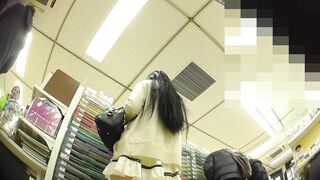 逆さhero 無理やり撮った胸チラもあるよ かなりの長接写 黒髪の綺麗なお姉さん voyeur jp