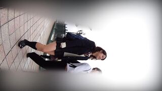 jkフルhd高画質パンチラ逆さ撮り 022 特典付き 堀〇真希 スクールカースト最上位 陽キャ美少女の純白 voyeur jp 02